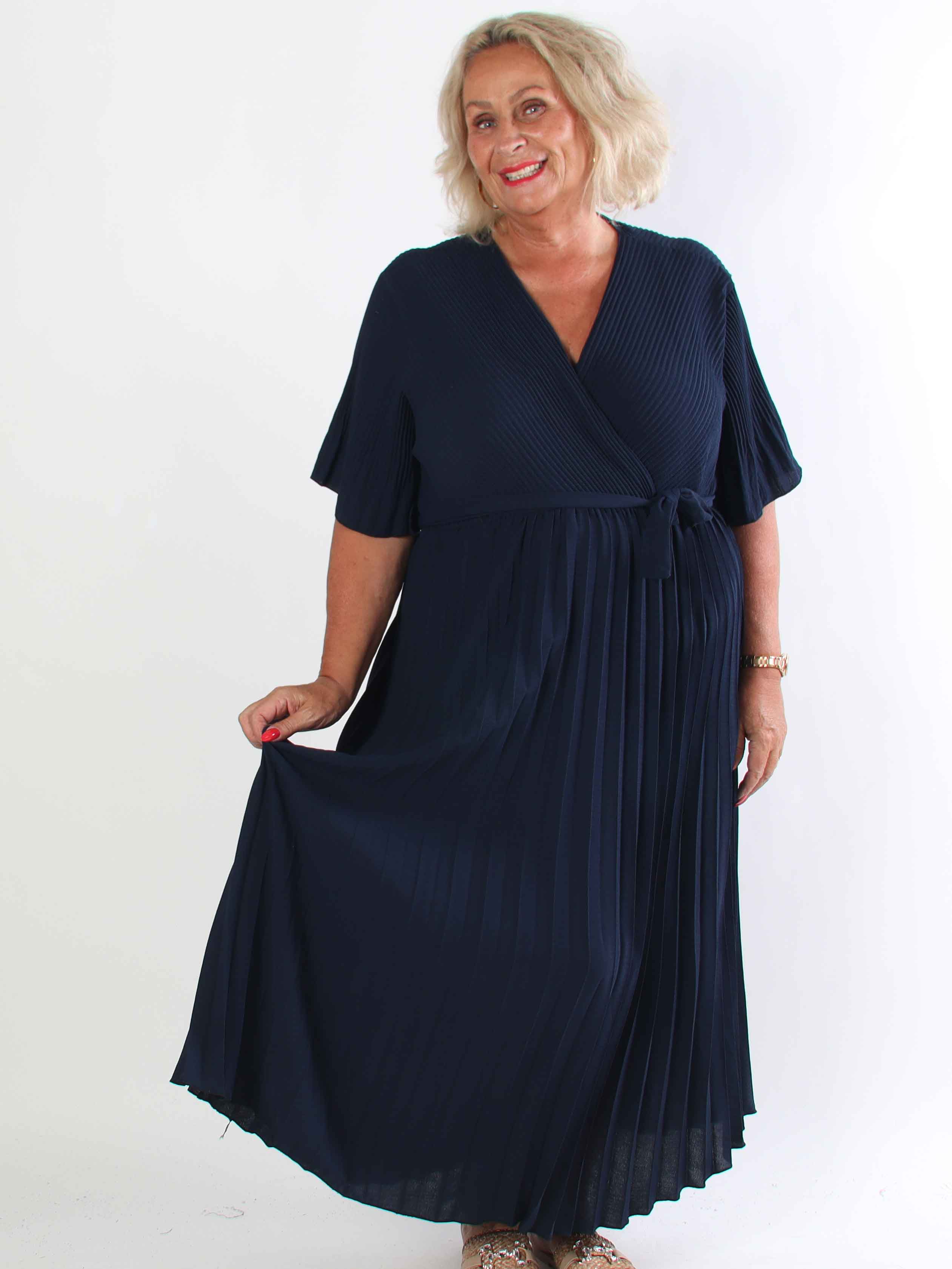 Solveig - Lang plisseret plus size kjole i viskose med bånd i taljen